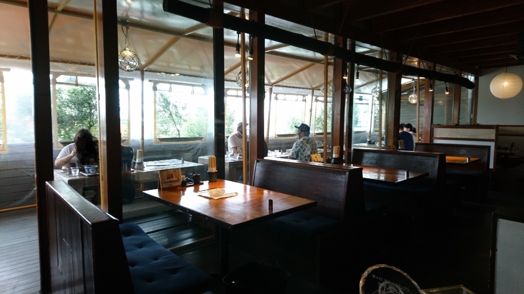 江ノ島小屋の内観を映しており、ボックス席とテラス席が綺麗に並んでいます。